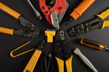 Elektrik mühendisliği çizimlerinde farklı elektrikli aletler. Üst Manzara. Boşluğu kopyala