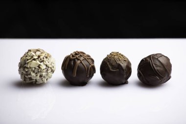 çeşitli el yapımı çikolatalı trüf şekerleri. 