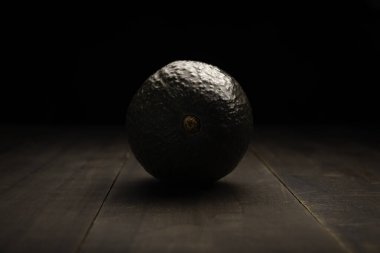 Avokado görüntüsü kırsal ahşap yüzey ve siyah arkaplan üzerine yakın