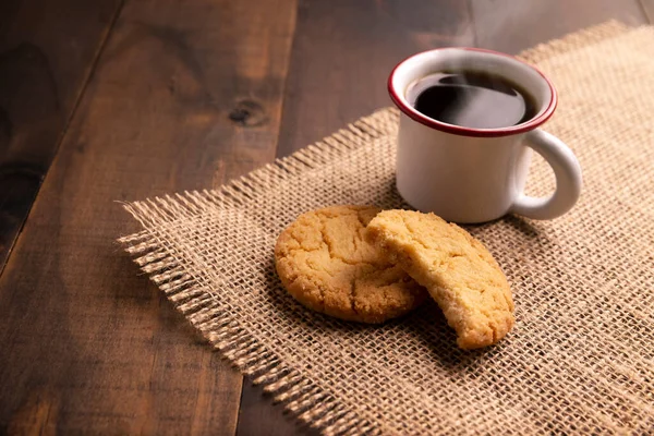 在木制的乡村餐桌上放上自制脆饼干和一杯浓缩咖啡 — 图库照片
