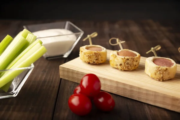 Delicioso Snack Salchichas Rodajas Envueltas Hojaldre Con Semillas Sésamo Acompañadas —  Fotos de Stock