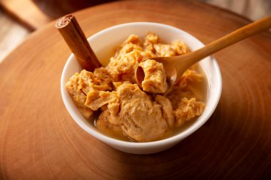 Chongos Zamoranolar. Şerbet ve tarçınla hazırlanmış dondurulmuş sütten yapılan Meksika tatlısı yumuşak, tatlı bir peynirinkine benzer bir kıvama sahiptir. Ev yapımı ve ayrıca konserve..