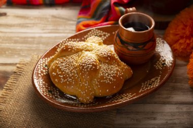 Pan de Muerto. Ölü sezonunda tüketilen tipik Meksika tatlı ekmeği. Ölülerin bayramında sunakların ve sunakların ana unsurlarından biridir..