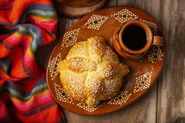 Pan de Muerto. Ölü sezonunda tüketilen tipik Meksika tatlı ekmeği. Ölülerin bayramında sunakların ve sunakların ana unsurlarından biridir..