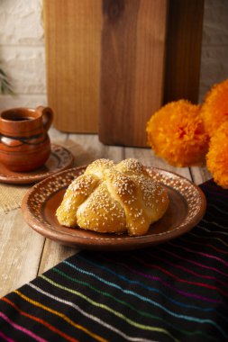 Pan de Muerto. Ölü sezonunda tüketilen tipik Meksika tatlı ekmeği. Ölülerin bayramında sunakların ve sunakların ana unsurlarından biridir..
