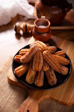 Kurabiye. Kızarmış buğday unu hamuru, İspanya, Meksika ve diğer ülkelerde sıcak çikolata ya da kahvenin eşlik ettiği kahvaltıda ya da atıştırmaya alışıktır..