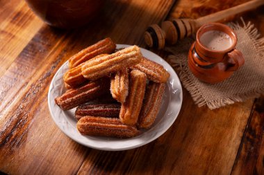 Kurabiye. Kızarmış buğday unu hamuru, İspanya, Meksika ve diğer ülkelerde sıcak çikolata ya da kahvenin eşlik ettiği kahvaltıda ya da atıştırmaya alışıktır..