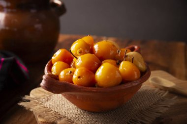 Tejocote en Dulce. Tipik Meksika tatlıları Tejocote (Crataegus mexicana), şurupta bir Meksika meyvesi, sonbaharda yaygın olarak kullanılan bir meyve, Ölüler Günü, posadalar ve Noel mevsimi..