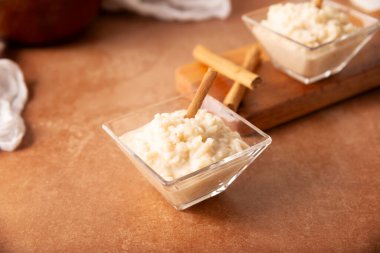 Sütlaç. Süt ve şekerli pilav pişirilerek yapılan tatlı, tarçın, vanilya veya diğer malzemeler de dahil olmak üzere bazı tarifler, yapılması çok kolay ve tüm dünyada çok popüler bir tatlıdır..