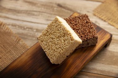 Alegrias. Sağlıklı atıştırmalıklar. Tipik bir Meksika şekeri, bal ve şekerden yapılır, çeşitli şekillerde şekillendirilir, barlar veya şeker kafatasları gibi. Amararanth 'ı tüketmenin en yaygın yolu budur..