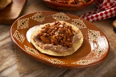 Biftek tinga geleneksel olarak Tostadas 'ta (kızarmış mısır tortillası) yenir (kızarmış mısır tortillası).).