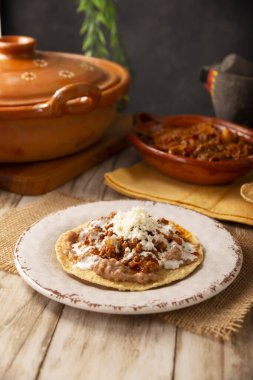 Biftek tinga geleneksel olarak Tostadas 'ta (kızarmış mısır tortillası) yenir (kızarmış mısır tortillası).).