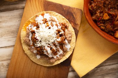 Biftek tinga geleneksel olarak Tostadas 'ta (kızarmış mısır tortillası) yenir (kızarmış mısır tortillası).).