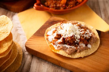 Biftek tinga geleneksel olarak Tostadas 'ta (kızarmış mısır tortillası) yenir (kızarmış mısır tortillası).).