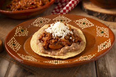 Biftek tinga geleneksel olarak Tostadas 'ta (kızarmış mısır tortillası) yenir (kızarmış mısır tortillası).).