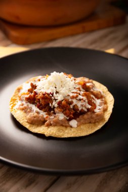 Biftek tinga geleneksel olarak Tostadas 'ta (kızarmış mısır tortillası) yenir (kızarmış mısır tortillası).).