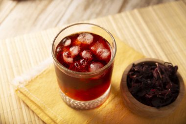 Hibiscus soğutucusu. Meksika 'da, Agua de Jamaica olarak bilinen, birden fazla sağlık yararına sahip olduğu söylenen amber çiçeğinden (Hibiscus sabdariffa) yapılan bir infüzyon. Sıcak ya da soğuk tadını çıkarabilir..