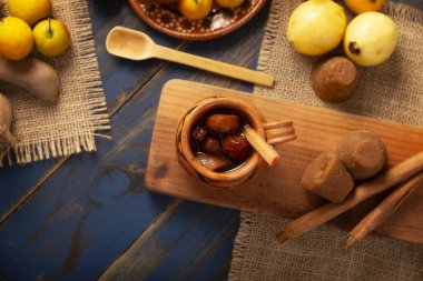 Ponche de Frutas Navideno. Meksika 'da Noel meyveli punç, Noel aralık mevsiminde posada ve Noel arifesinde geleneksel olarak tüketilen meyveli sıcak bir içecektir..