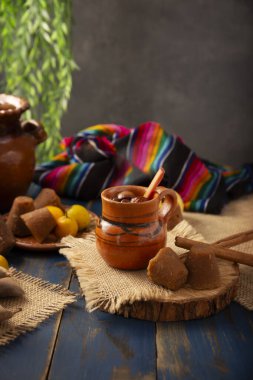 Ponche de Frutas Navideno. Meksika 'da Noel meyveli punç, Noel aralık mevsiminde posada ve Noel arifesinde geleneksel olarak tüketilen meyveli sıcak bir içecektir..