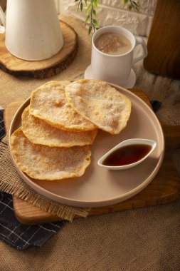 Meksika Bunueloları. Meksika 'da Noel ve kış tatillerinde geleneksel yiyecekler, şeker serpiştirilmiş ya da piloncillo, tarçın ve guava sosuyla kaplanmış kızarmış hamur ekmeğidir..