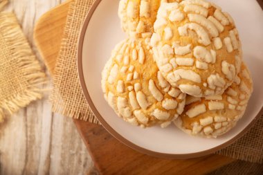 Conchas ekmeği. Meksika usulü tatlı ekmek, deniz kabuğu görünümlü genellikle kahvaltıda kahve ya da sıcak çikolatayla yenir..