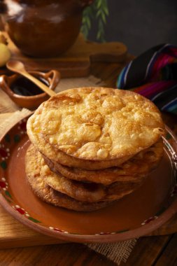 Bunuelos de rodilla. Meksika 'da Noel ve kış tatillerinde geleneksel yiyecekler, şeker serpiştirilmiş ya da piloncillo, tarçın ve guava ile kaplanmış kızarmış hamur unudur. POV