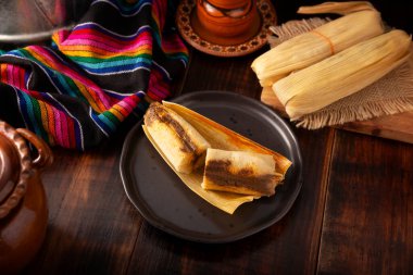 Tamale. Geleneksel yemek tipik Meksika ve bazı Latin Amerika ülkeleri. Mısır yaprağına sarılmış mısır hamuru. Tamaleler buğulandı..