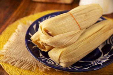 Tamale. Geleneksel yemek tipik Meksika ve bazı Latin Amerika ülkeleri. Mısır yaprağına sarılmış mısır hamuru. Tamaleler buğulandı..