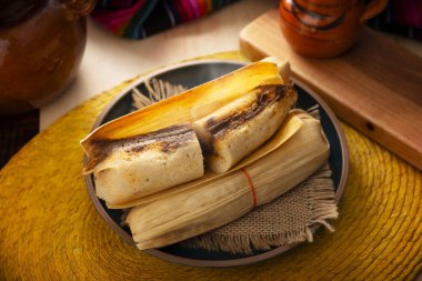 Tamale. Geleneksel yemek tipik Meksika ve bazı Latin Amerika ülkeleri. Mısır yaprağına sarılmış mısır hamuru. Tamaleler buğulandı..