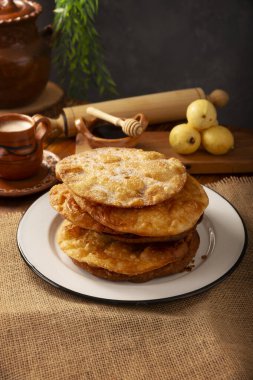 Bunuelos de rodilla. Meksika 'da Noel ve kış tatillerinde geleneksel yiyecekler, şeker serpiştirilmiş ya da piloncillo, tarçın ve guava sosuyla kaplanmış kızarmış hamur unudur..