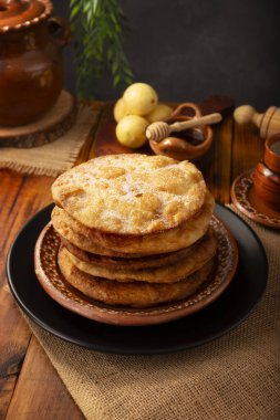 Bunuelos de rodilla. Meksika 'da Noel ve kış tatillerinde geleneksel yiyecekler, şeker serpiştirilmiş ya da piloncillo, tarçın ve guava sosuyla kaplanmış kızarmış hamur unudur..