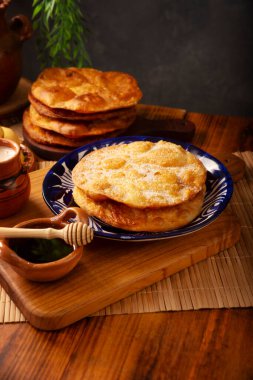 Bunuelos de rodilla. Meksika 'da Noel ve kış tatillerinde geleneksel yiyecekler, şeker serpiştirilmiş ya da piloncillo, tarçın ve guava sosuyla kaplanmış kızarmış hamur unudur..