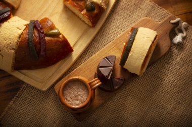 Rosca de Reyes, diğer adıyla Three Kings Bread, Roscon, Epiphany Cake, geleneksel olarak Jarrito 'da sıcak çikolatayla servis edilir. Meksika geleneği 5 Ocak 'ta.