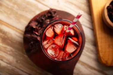 Hibiscus soğutucusu. Meksika 'da, Agua de Jamaica olarak bilinen, birden fazla sağlık yararına sahip olduğu söylenen amber çiçeğinden (Hibiscus sabdariffa) yapılan bir infüzyon. Sıcak ya da soğuk tadını çıkarabilir..