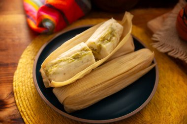 Tamale. Geleneksel yemek tipik Meksika ve bazı Latin Amerika ülkeleri. Mısır yaprağına sarılmış mısır hamuru. Tamaleler buğulandı..