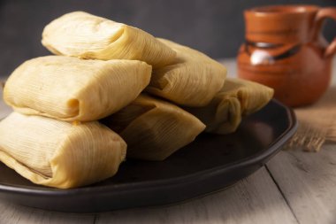 Tamale. Meksika ve birkaç Latin Amerika ülkesinden geleneksel bir yemek. Tavuk, sığır eti ya da güveç ile doldurulmuş mısır kabuklarına sarılmış ve buğulanmış mısır hamuru. Kahvaltıda popüler bir sokak yemeği..