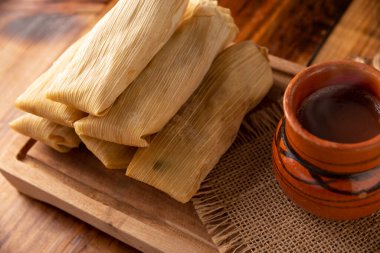 Tamale. Geleneksel yemek tipik Meksika ve bazı Latin Amerika ülkeleri. Mısır yaprağına sarılmış mısır hamuru. Tamaleler buğulandı..