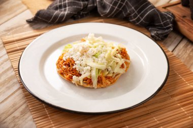 Tinga tostu, geleneksel olarak Tostadas 'ta (kızarmış mısır tortillası) yenir (kızarmış mısır tortillası).).