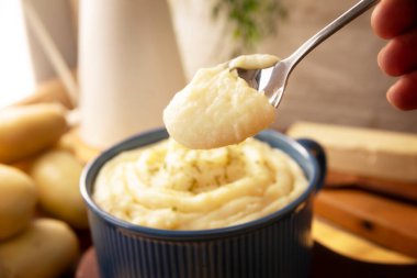 Patates püresi. Genellikle çeşitli yemeklere eşlik etmek için kullanılan haşlanmış patatesle yapılan klasik bir meze; çok popüler ve pratik bir tarif..