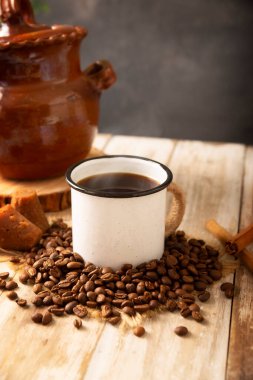 Cafe de Olla, geleneksel siyah Meksika kahvesi, tarçın ve piloncillo ile baharatlı, tencerede hazırlanmış ve peltre bardakta servis edilmiş.