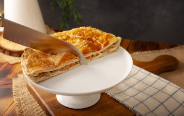 Ton balığı turtası, çeşitli malzemelerle pişirilmiş ve baharatlı ton balığıyla dolu lezzetli bir turta, Meksika 'da buna Pay de Atun denir, Perhiz sezonunda çok popüler bir tariftir..