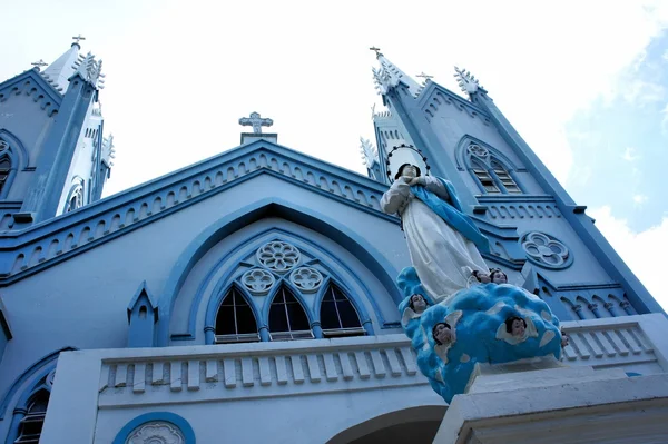 Gökyüzü arka plan üzerinde büyük Katolik Katedrali. Filipinler.