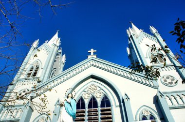 Gökyüzü arka plan üzerinde büyük Katolik Katedrali. Filipinler.