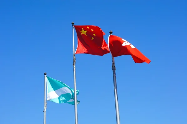 Bandera de Hong Kong y China se mueven en el viento. Hong Kong Imágenes De Stock Sin Royalties Gratis