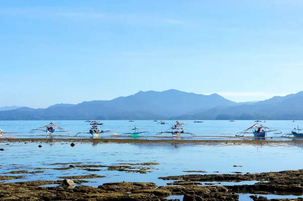 Bela paisagem marinha com barcos de pesca. Filipinas . — Fotografia de Stock