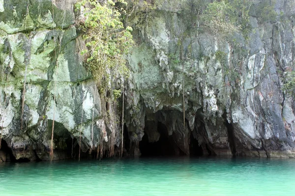 Underground Sabang nehirde. Dünyanın mucizesi. Filipinler.