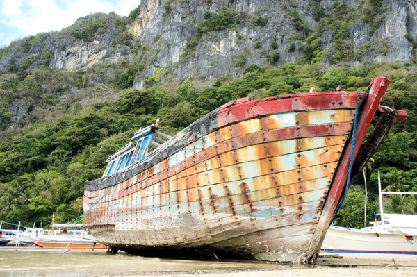 Eski tekne deniz kenarı kırık. Bir gemi mezarlığı.