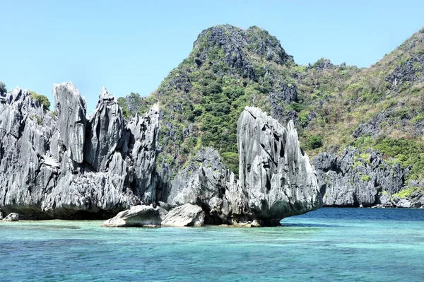 Tropik adaları ile güzel deniz manzarası. Panorama. Filipinler.