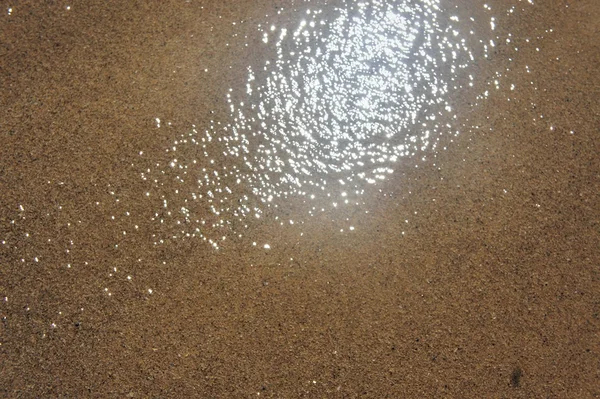 Wet sand at the beach and the water foam. Background. — Stock Photo, Image