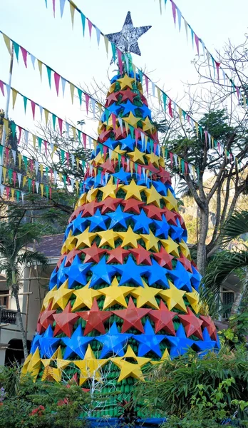 Árbol de Navidad de plástico. Filipinas. Isla de Palawan  . Fotos De Stock